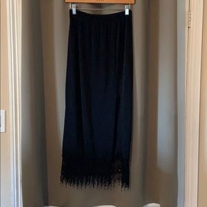 Skirt with detailed lace trim